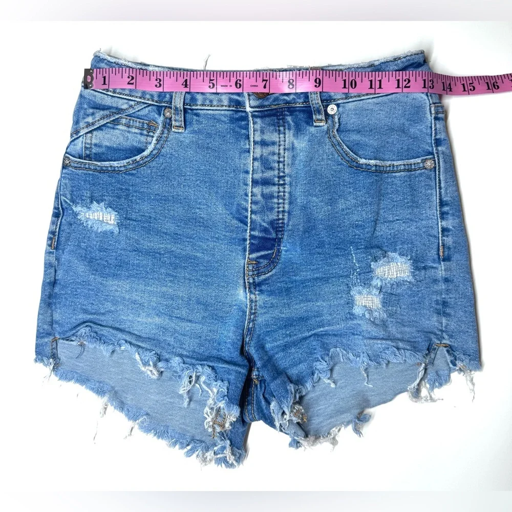 We The Free Women’s Blue Jean Shorts Distressed Size- 27 - Picture 2 of 6